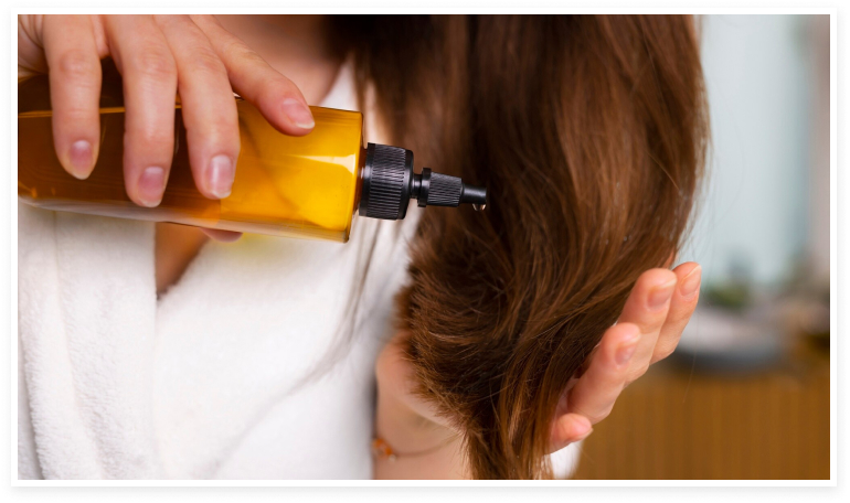 Mujer frenando la caída del cabello con productos