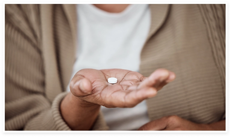 persona tomándose una pastilla de finasteride