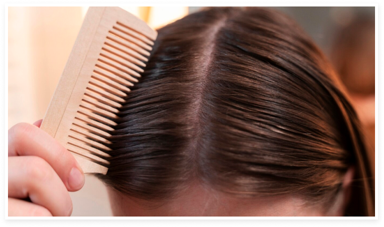 Persona fortaleciendo el crecimiento del pelo